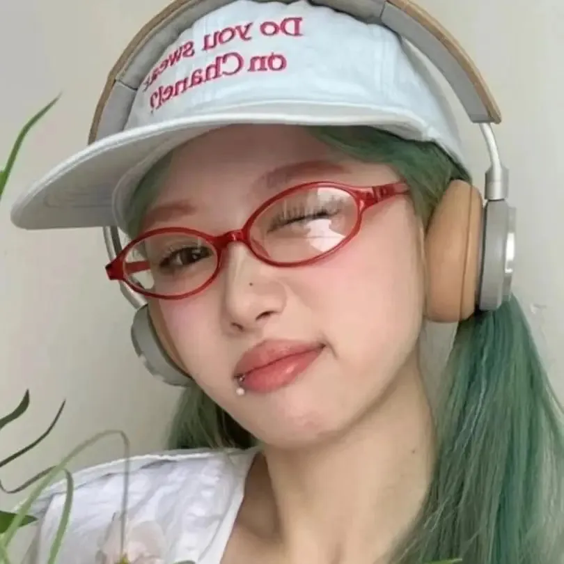 Women Oval Red Frame Glasses Gradient Green Frame Narrow Small Eyeglass Girls Outdoor Wear with Seaside Driving Glasses